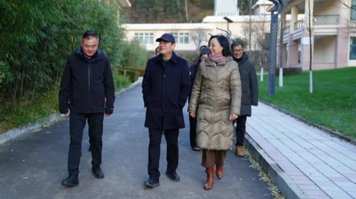 11月18日，甘肅文旅集團黨委書記、董事長石培文帶隊赴天水和諧園如驛部落開展冬季運營調研，集團黨委副書記、總經(jīng)理馬文玫，副總經(jīng)理金世勝及總部相關部門負責人一同調研。石培文一行深入天水和諧園如驛部落住宿